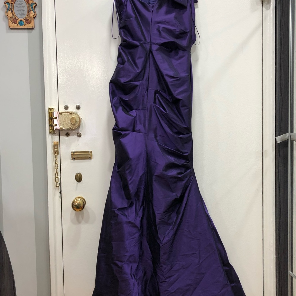 Beautiful evening gown/ dress in purple, size 8 - Picture 2 of 3